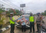 Satlantas Polres Tubaba Bagikan Minyak Goreng saat Giat Operasi Keselamatan Krakatau 2022