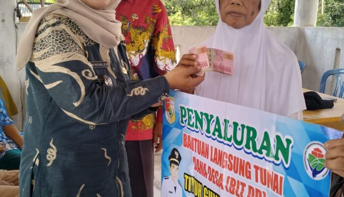 Ida Royana,S.Pd PJ Kepala Tiyuh Gunung Terang Salurkan BLT-DD Tahun 2025 Untuk 29 KPM