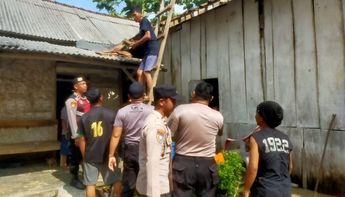 Satgas Tanggap Bencana Polres Tubaba Bersama Warga Gotong Royong Perbaiki Rumah Rusak Pasca Puting Beliung