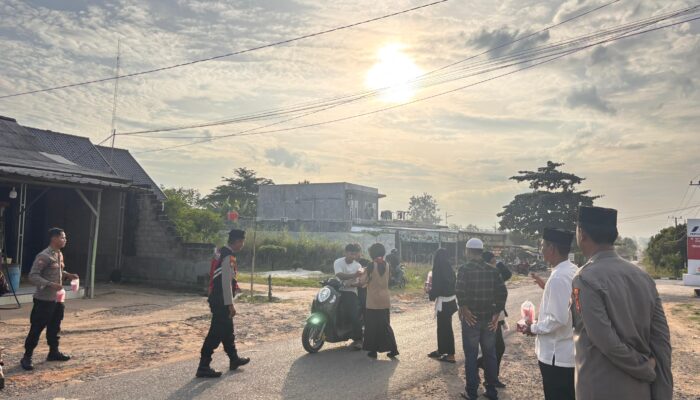 Semarak Ramadhan 1447 H, Polsek Lambu Kibang Bagikan Takjil Kepada Masyarakat