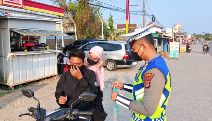 Lindungi Masyarakat Dari Abu Vulkanik, Polres Tubaba dan Polsek Jajaran Bagikan Masker Gratis&nbsp; Untuk Warga