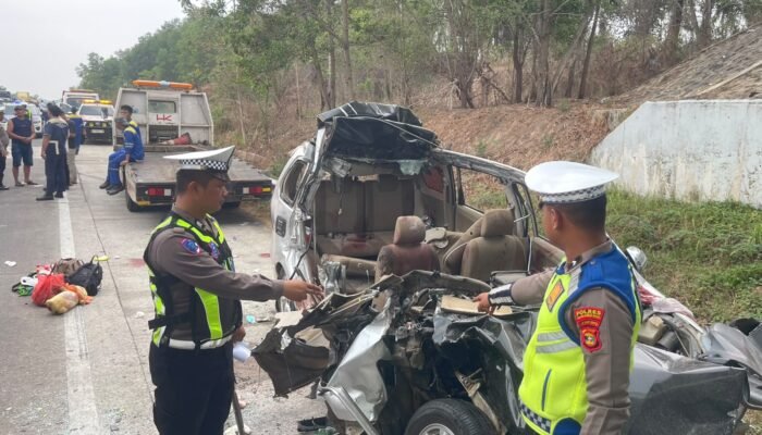 Sat Lantas Polres Tubaba Evakuasi Korban dan Kendaraan Laka Lantas di Jalan TOL Terpeka Km 198.100 A.